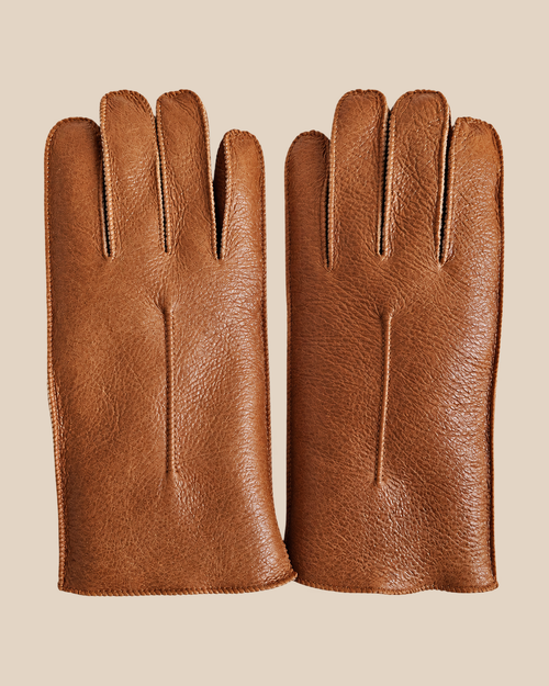 Nappa shearling gloves - brandy — product view 01, shearling gloves on a beige background