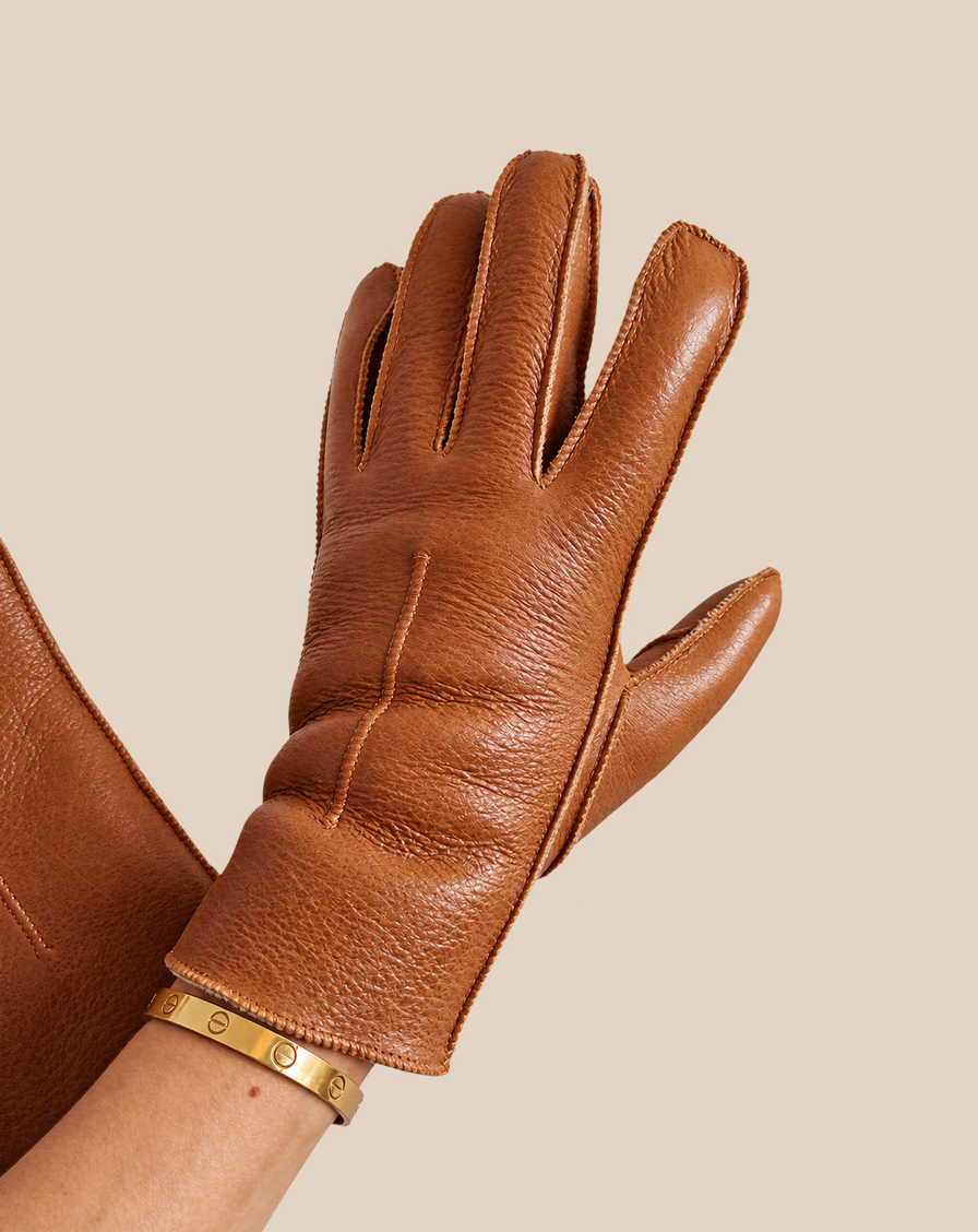 Nappa shearling gloves - brandy — product view 03, shearling gloves on a beige background